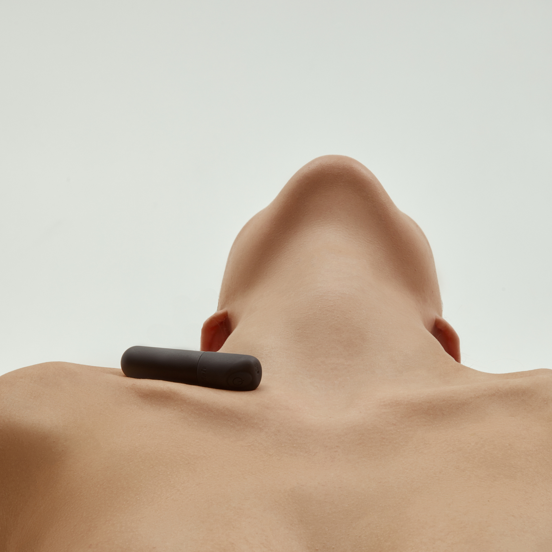 מיני ויברטור עם שלט, רקע